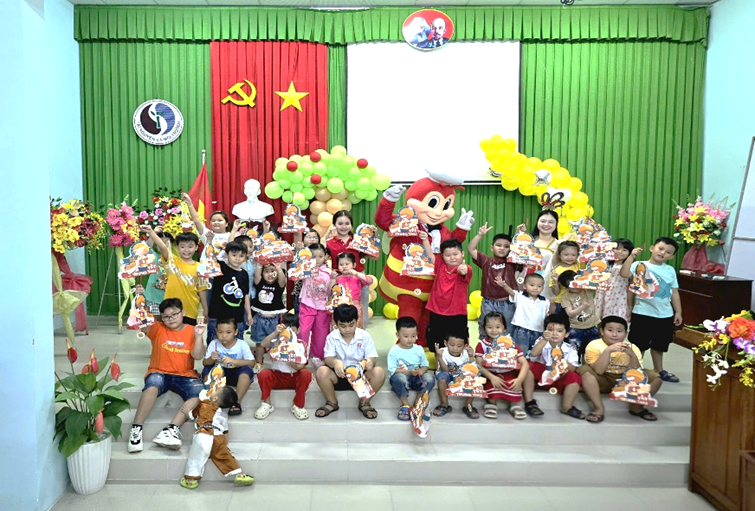 Hoạt động “Vì đàn em thân yêu” nhân ngày Tết Trung thu cho các cháu thiếu nhi là con của viên chức, người lao động thuộc Trung tâm Kỹ thuật và Chuyển đổi số