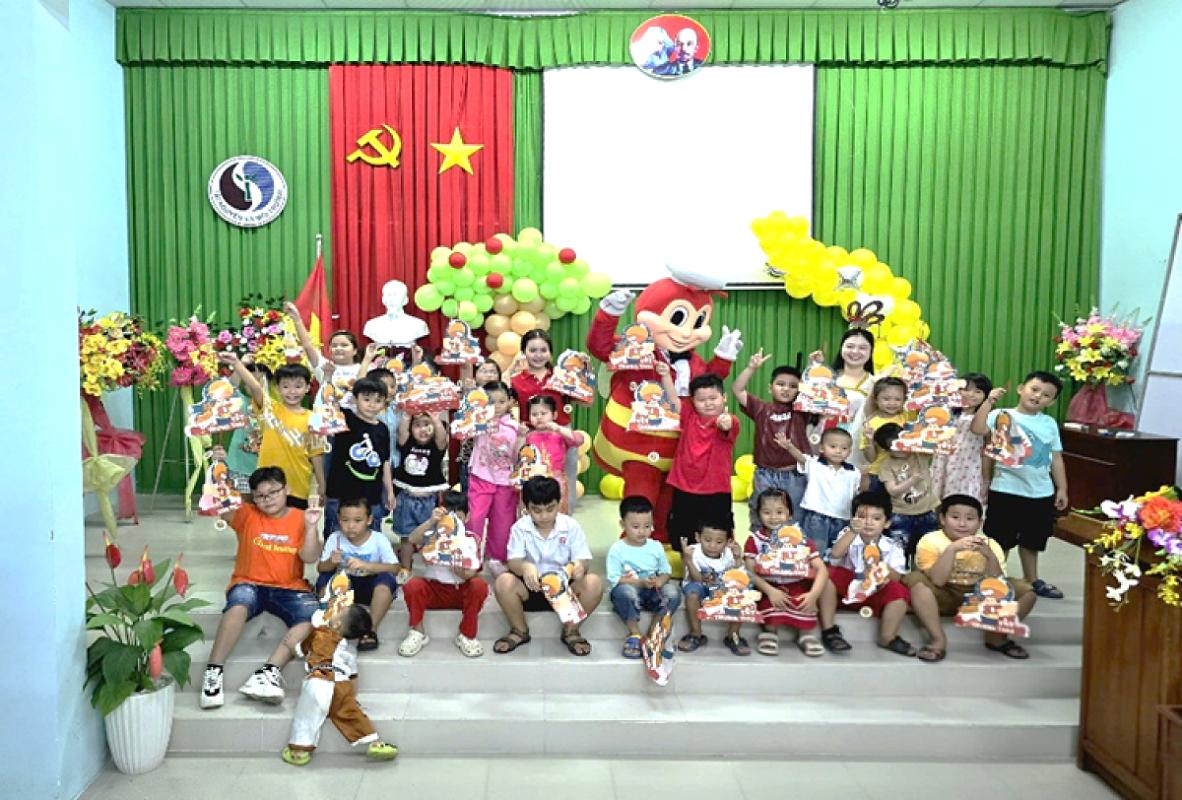 Hoạt động “Vì đàn em thân yêu” nhân ngày Tết Trung thu cho các cháu thiếu nhi là con của viên chức, người lao động thuộc Trung tâm Kỹ thuật và Chuyển đổi số