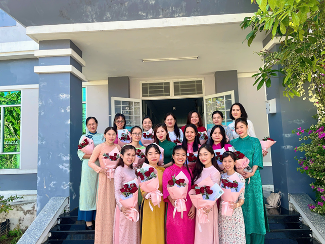 (Hình ảnh: Các nữ viên chức, người lao động mặc áo dài rực rỡ hưởng ứng "Tuần lễ Áo dài")