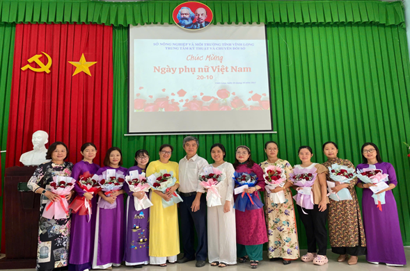 (Hình ảnh: Đồng chí Nguyễn Minh Tâm – Chi ủy viên, Phó Giám đốc Trung tâm Kỹ thuật và Chuyển đổi số tặng hoa và quà cho các nữ viên chức, người lao động)