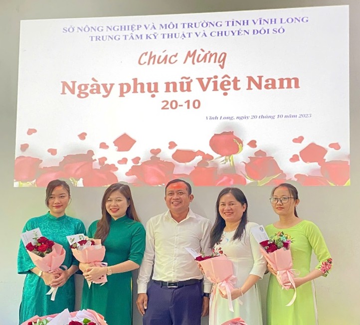 (Hình ảnh: Đồng chí Huỳnh Thành Tâm – Chi ủy viên, Phó Giám đốc Trung tâm Kỹ thuật và Chuyển đổi số tặng hoa và quà cho các nữ viên chức, người lao động)