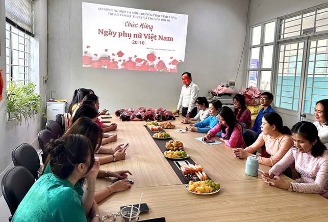 (Hình ảnh: Buổi họp mặt kỷ niệm Ngày Phụ nữ Việt Nam 20/10/2025 của Trung tâm Kỹ thuật và Chuyển đổi số)