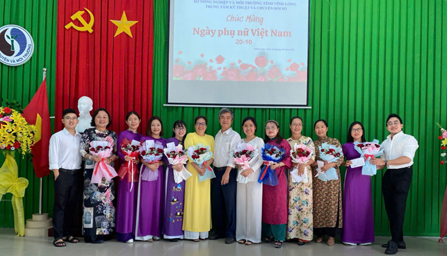 (Hình ảnh: Buổi họp mặt kỷ niệm Ngày Phụ nữ Việt Nam 20/10/2025 của Trung tâm Kỹ thuật và Chuyển đổi số)