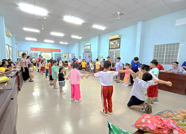 Hình ảnh: Đoàn viên hóa thân chị Hằng vui chơi cùng các cháu thiếu nhi trong các hoạt động trò chơi