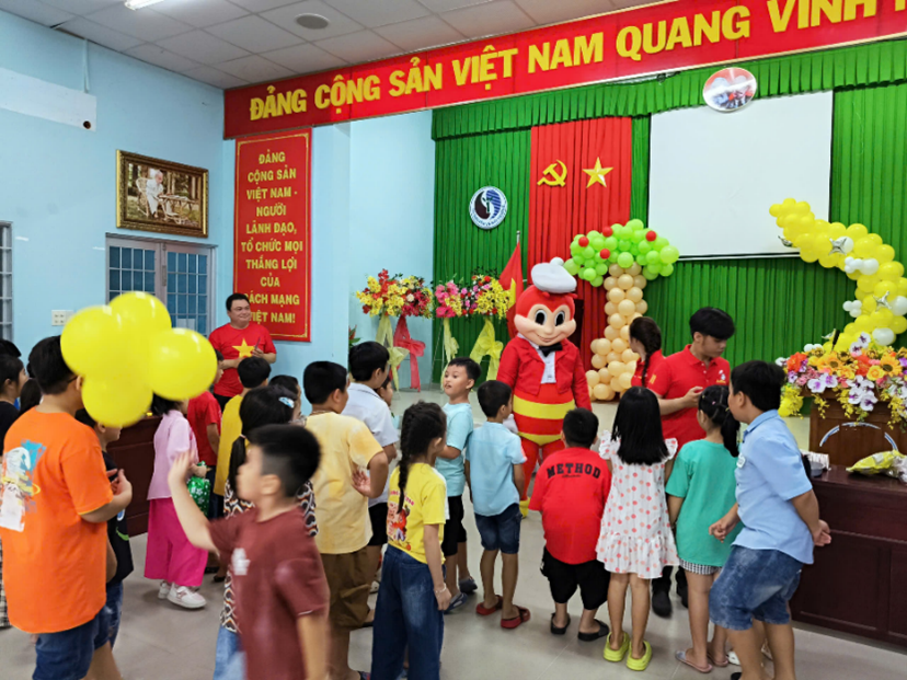 Hình ảnh: Chú ong Bee được các cháu thiếu nhi yêu thích