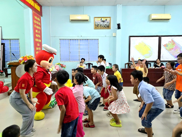 Hình ảnh: Chú ong Bee được các cháu thiếu nhi yêu thích