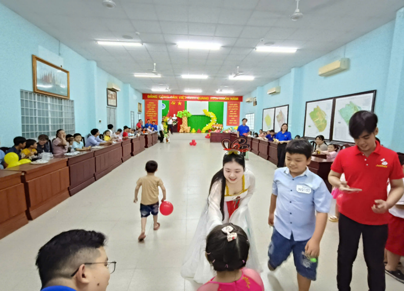 Hình ảnh: Đoàn viên hóa thân chị Hằng vui chơi cùng các cháu thiếu nhi trong các hoạt động trò chơi