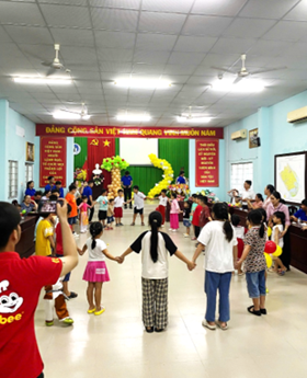 Hình ảnh: Đoàn viên hóa thân chị Hằng vui chơi cùng các cháu thiếu nhi trong các hoạt động trò chơi