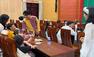 (Hình ảnh: Đoàn viên hóa thân chú Cuội đặt câu hỏi giao lưu cùng các cháu thiếu nhi)