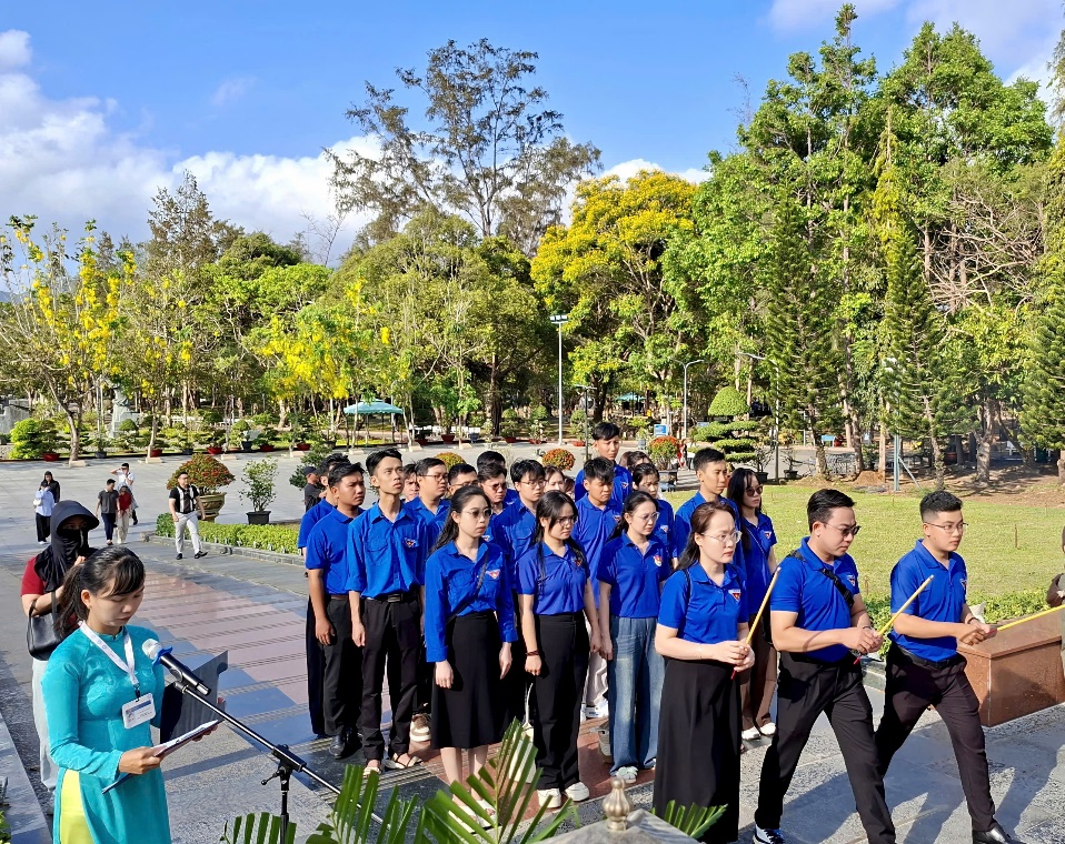 Hình ảnh: Đoàn dâng hương tại Nghĩa trang Hàng Dương