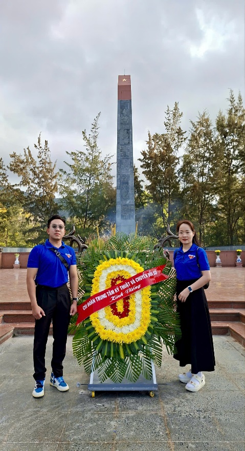 Hình ảnh: Đoàn dâng hương tại Nghĩa trang Hàng Dương