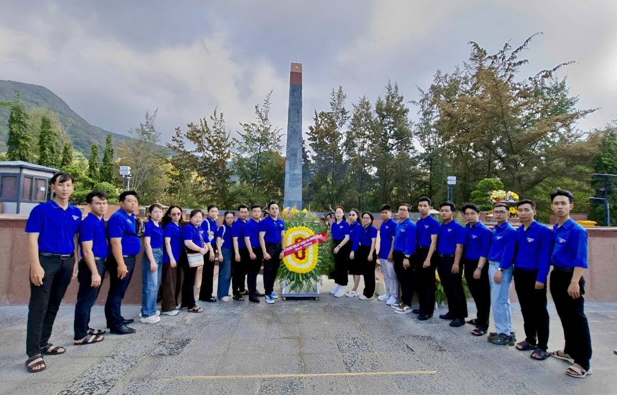 Hình ảnh: Đoàn dâng hương tại Nghĩa trang Hàng Dương