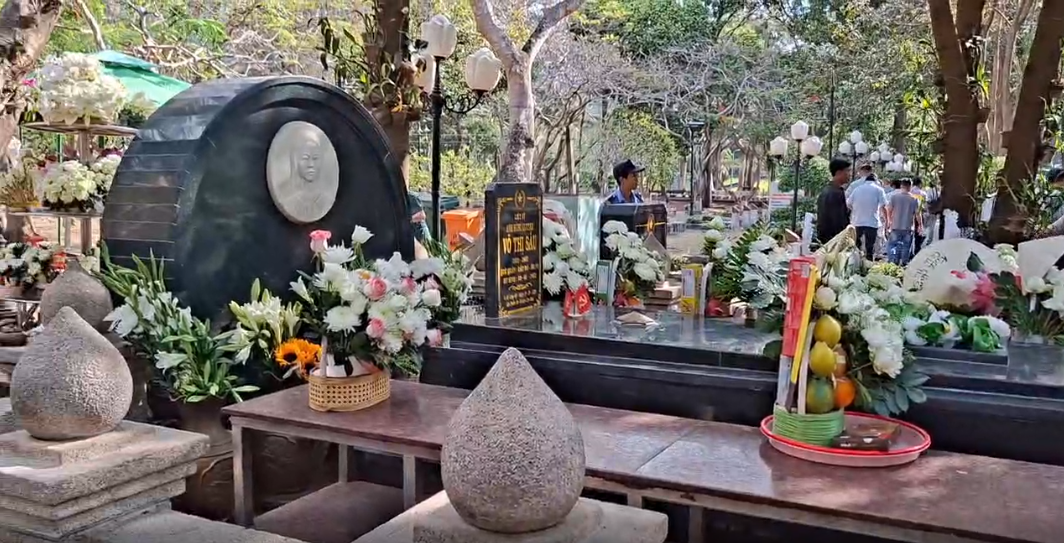 Hình ảnh: Đoàn viếng mộ chị Võ Thị Sáu