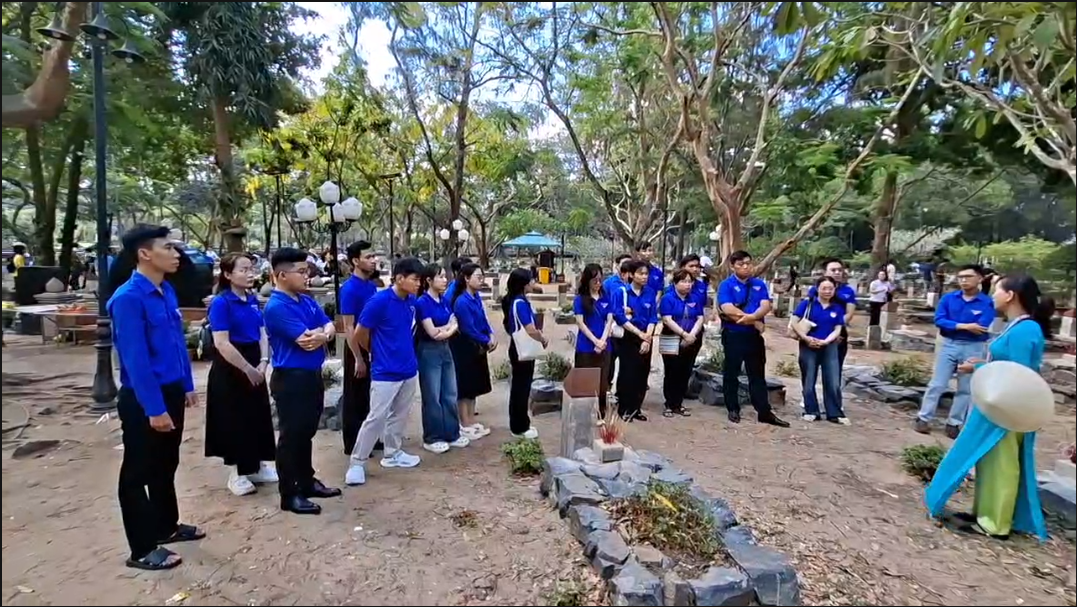 Hình ảnh: Đoàn viếng mộ chị Võ Thị Sáu